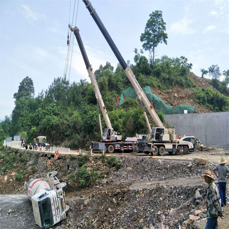 君山汽车掉沟里叫吊车救援要多少钱